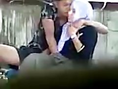 培训的色情演员 虽然妓女舔蛋蛋的男人，他把他的手指在猫荡妇