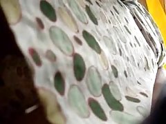 看色情片严重剥夺的童贞 跳舞的掩蔽的金发女郎脱光衣服，并表现出灵活性的身体