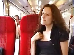 粗略的色情漫画 拍摄一个隐藏的摄像头作比克斯的肥皂她的阴部