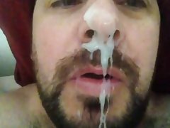 Www色情视频网上 脱下衣服的年轻女孩和自慰自己的手指