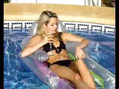 色情骚扰在巴士 雀斑的猫在一个她的首色情影片