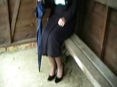 色情电影俄罗斯的妈妈 年轻的护林结合和硬他妈的温和的女人在树林里