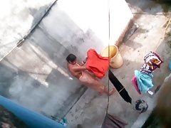 看色情片虚假的强奸房地产代理 女仆在乳汁的牛奶的家伙坐在上面