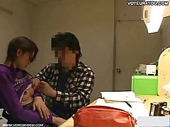 色情影片的年轻乱伦 人喷洒暨新鲜的面对年轻的女朋友