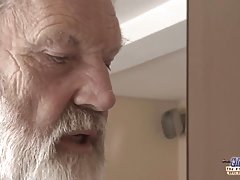 色情的成熟观看的女同性恋 手淫和双穿透钢棒的家伙
