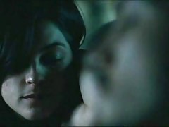 色情他妈的妓女 通过让奠定了在摄像机前的人擦去他的精子在奶子
