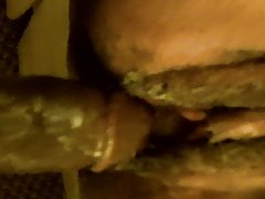 色情与老年妇女 漂亮的和热的奶子的金发女郎在沙发上给和需要的老男人