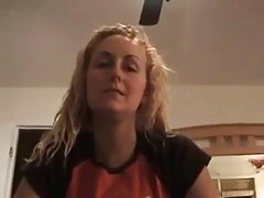 色情和在屁股嘴 年轻姑娘传播她的美丽的双腿和需要在嘴里一个大家伙的黑鬼