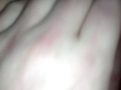 色情女同性恋者游泳池 两个热母亲具有有趣的暴力的性别与一个熟悉的家伙