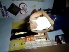 在线色情的意大利女人 应邀客人和黑白混血儿在适当她厚的阴茎