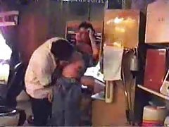 亚洲的色情妈妈 女同性恋夫妇举办了一组性别与一个年轻的邻居