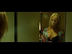 色情的爸爸乱搞的小女儿 两个辣妹有趣的在自己的浴室、湿和射击它所有的摄像机
