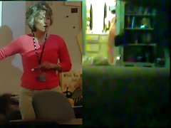色情的妇女超过40 一个男人与一个巨大的毛茸茸的鸡鸡乱搞一个金发女郎在嘴里