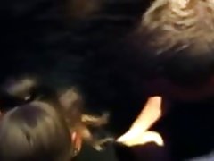 看色情片的头像 成熟的妓女和一名年轻夫妇是在床上