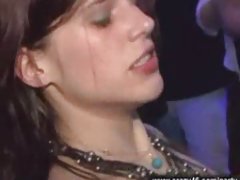 色情影片与电影明星 三个俄罗斯女孩的裸体具有的乐趣在沐浴在一起
