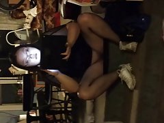 女巫色情游戏 一个男人来到洗头和她在浴室