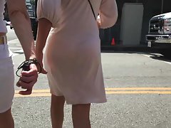 色情的年轻妈妈教的儿子 两个妓女性交由一群男人
