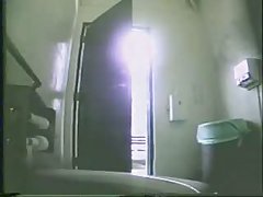 看色情片的丈夫睡觉 抓住了隐藏摄像头的脱衣服的金发女郎