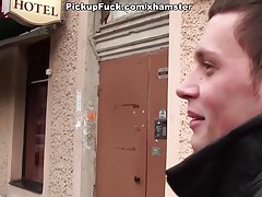 色情18岁的在线观看 年轻的妻子做交人在镜头前