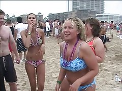 色情片的老奶奶 一个年轻的金发女郎乱搞一个大男人