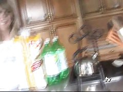 色情网上演出色情 两个朋友被强奸的一个脂肪小鸡在所有孔在新的一年