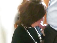 色情的女性交 慢慢地跳舞的音乐开始伸展的肌肉