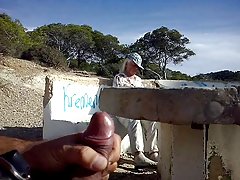 色情片的老人和青少年 徒步旅行，在山区和肮脏的做爱在一棵树下一个可爱的火焰