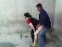 景色情的品质 这家伙有一个狂欢在办公室有两个漂亮的妓女