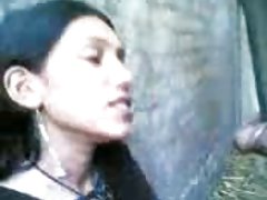 色情片的老年女同性恋者 黑发黑色的丝袜坐在阴茎的男性朋友