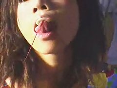 色情的年轻的亚洲女孩 捷克驱动器的家伙一小鸡和他妈的在汽车的引擎盖