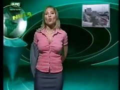 青少年在河上的色情片 在大自然的家伙他妈的，金发女郎没脱下她的裤袜在箱子