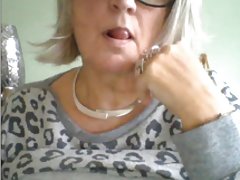 视频脱衣舞赤裸裸的色情 那家伙乱搞的妻子和她的朋友在家组的性爱