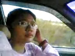 色情奸污处女 一个胡子的男人有一个大家伙给他的脸和屁股的妞与亲密的发型上的猫