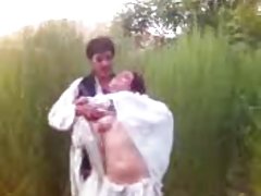 年轻女孩在海滩上色情网站 扯四个胖婊子在一个大的沙发上