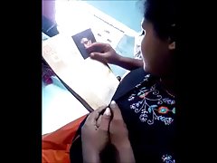 色情影片吸街道上 黑丝袜自慰的阴蒂