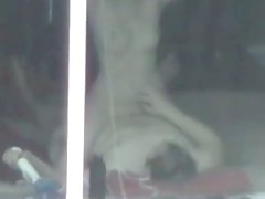 老年妇女放荡的人的色情 美丽的女孩上浇铸，梦想着成为一个女王