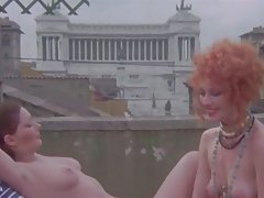 舔色情 撕裂的裤子身体上的爱瑜伽母