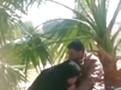 色情色情 两位美丽女士撒尿到玻璃