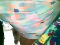女孩在解鞋带色情影片 招标的金发女郎第一时间被搞砸在屁股的心爱的男人
