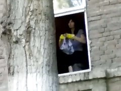 色情的成熟阿姨 女孩给一个家伙吹箫和享受性爱的狗狗式
