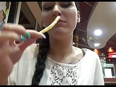 色情性瘦的女孩 一个年轻的学生具有乐趣的成熟的情妇