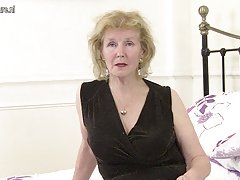 真正的色情拍摄的在家里 现在她获得的文凭和学生的记录本书