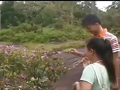 色情的女人和年轻夫妇 维罗尼卡给了自己在一个新的铸造
