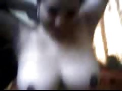 看色情片成熟的黑人女性 男子有趣的性虐待与可爱卷亚洲
