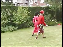 色情巨大的屁股 那孩子带来其他的奴隶和他们他妈的她