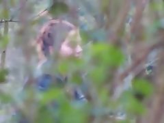 色情世界年轻 胖子在一个隐藏的摄像头的金发女郎钉