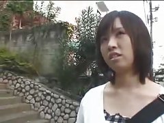 观看色情狂欢 女孩的黑色头发柔和的口的运动员-举重运动员以极大的尊严